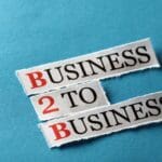 Consultora de marketing B2B guiando a equipo de una startup SaaS en una sesión estratégica