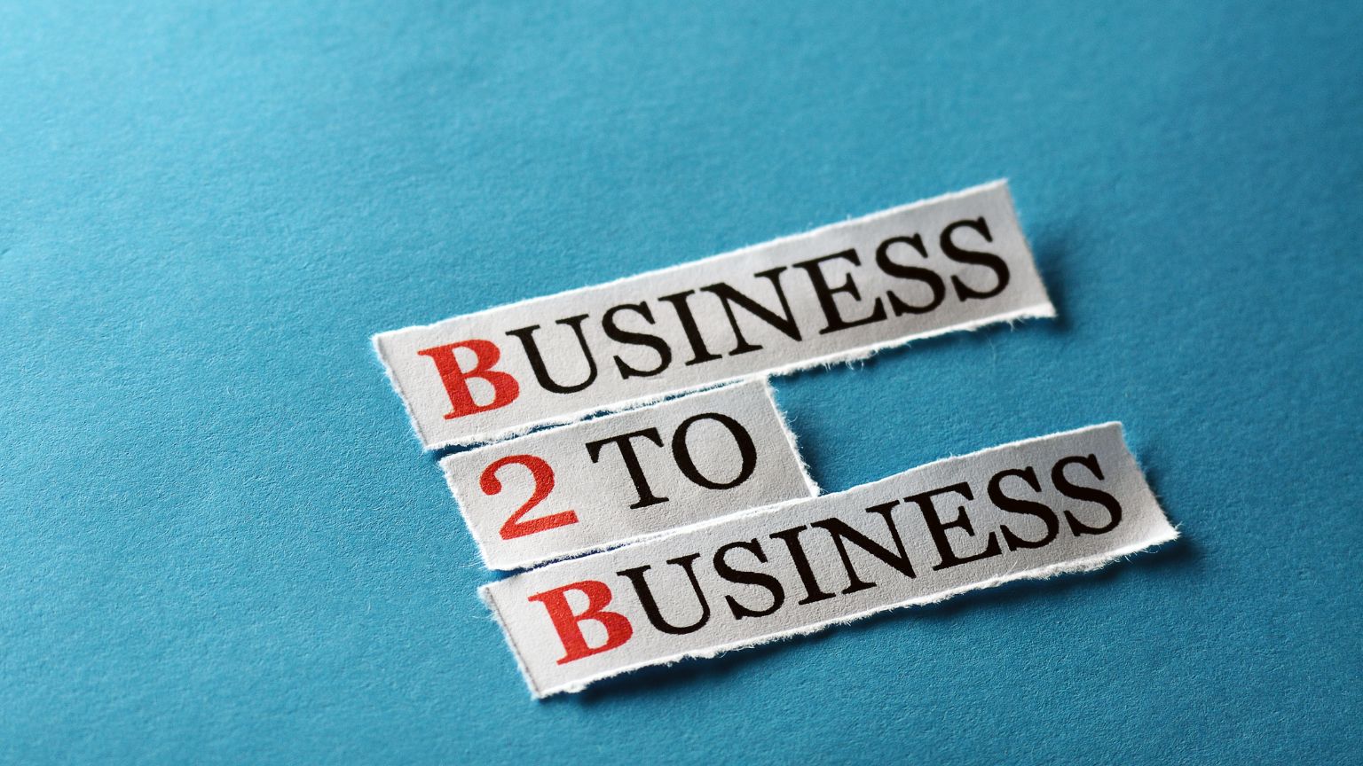 Consultora de marketing B2B guiando a equipo de una startup SaaS en una sesión estratégica