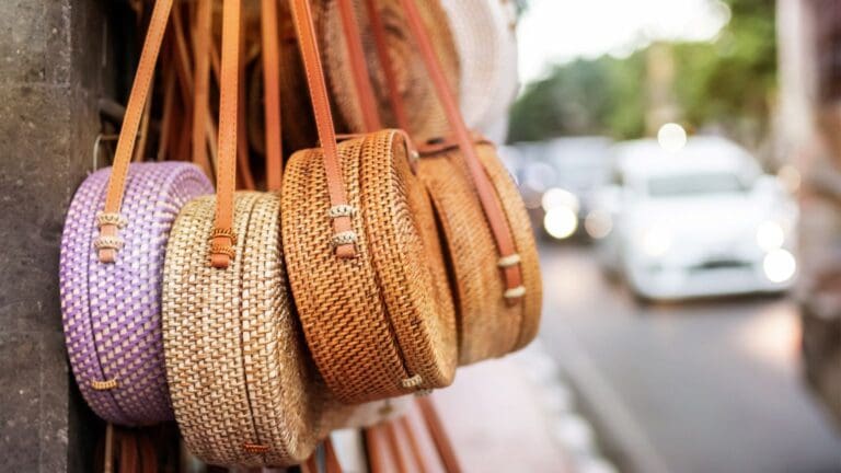 Productos artesanales, bolsos, mochilas y maletas, riñoneras, cinturones