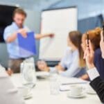 Equipo de consultores estratégicos asesorando a startups tecnológicas en Europa