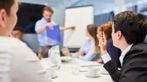 Equipo de consultores estratégicos asesorando a startups tecnológicas en Europa