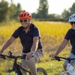 Ciclistas recorriendo la vía verde entre Olot y Girona rodeados de naturaleza y paisajes sostenibles en una escapada de cicloturismo por Cataluña