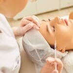 mujer recibiendo tratamiento estético facial con aguja o inyección en clínica estética, carboxiterapia, estética profesional, luz suave, primer plano