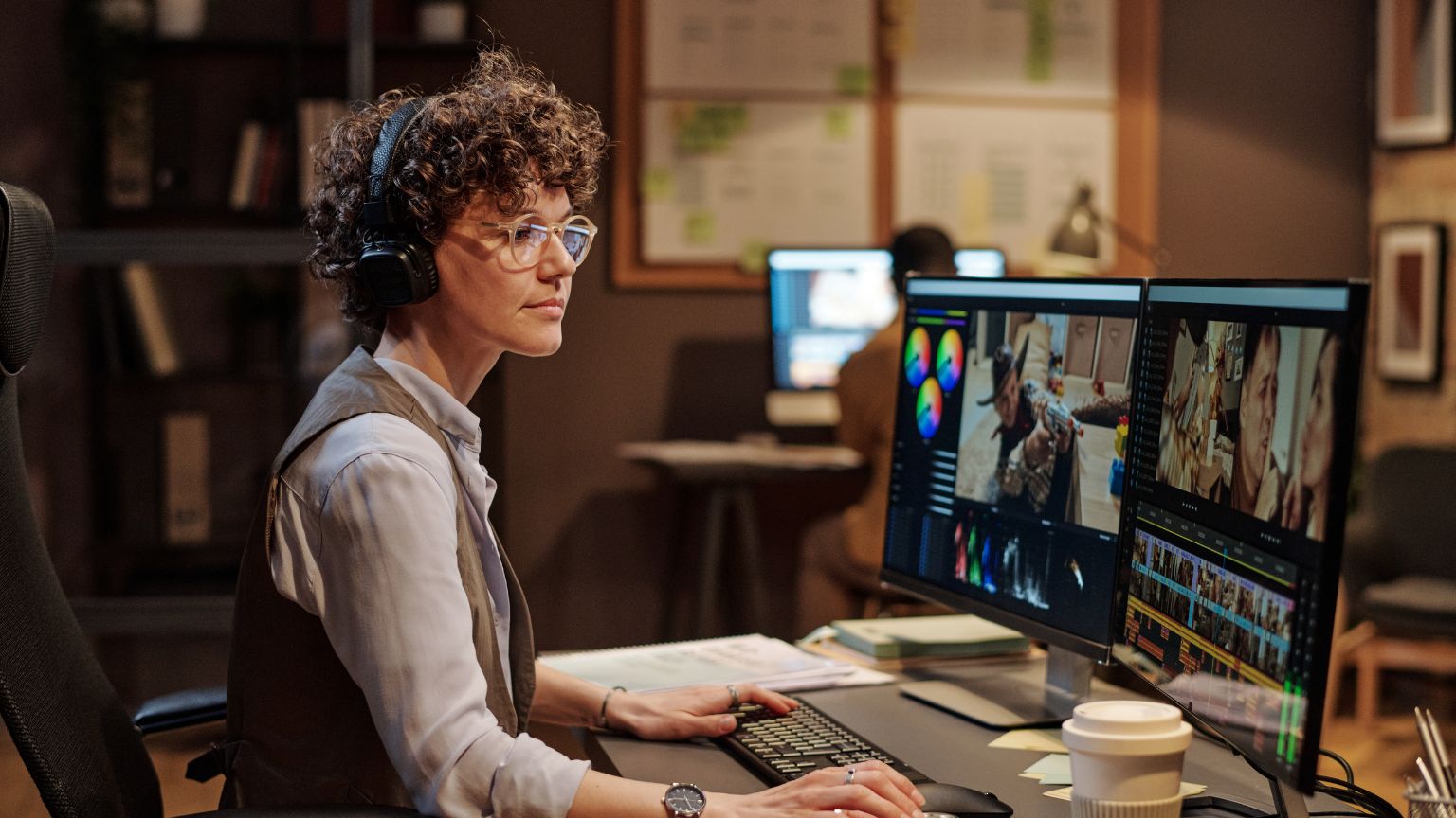 Persona trabajando en la traducción audiovisual de contenido multimedia con subtítulos, doblaje y elementos de accesibilidad para cine, videojuegos y redes sociales.