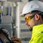 Técnico hace prueba de velocidad de internet después de una instalación de servicio de telecomunicaciones.