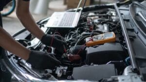 Técnico especializado realizando reprogramación de la centralita de un vehículo para mejorar el rendimiento del motor.