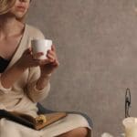 Mujer practicando autocuidado emocional mientras escribe en un cuaderno en un entorno tranquilo