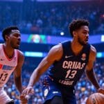 Jugadores de baloncesto en pleno partido de la Liga ACB 2025 con público en directo