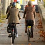 Turistas en bicicleta recorriendo Valencia con bicicletas eléctricas durante un tour guiado por la ciudad