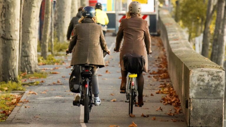 Turistas en bicicleta recorriendo Valencia con bicicletas eléctricas durante un tour guiado por la ciudad
