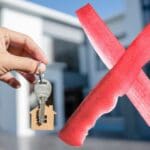 Propietario de piso en Barcelona cometiendo errores comunes durante el proceso de venta sin asesoría profesional inmobiliaria