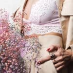 Mujer con top de lencería actua.