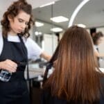 Chica joven asiste a peluquería profesional en Vilanova y la Geltrú.