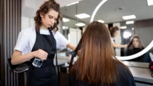 Chica joven asiste a peluquería profesional en Vilanova y la Geltrú.