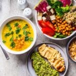 Platos variados de comida vegana servidos en restaurante vegano en Las Palmas