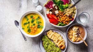 Platos variados de comida vegana servidos en restaurante vegano en Las Palmas