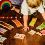 Niño jugando con juguetes Montessori de madera adecuados a su edad