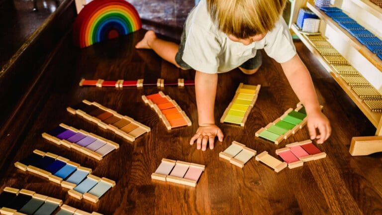 Niño jugando con juguetes Montessori de madera adecuados a su edad