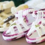 Niño pequeño vestido con ropa artesanal de algodón, posando sobre fondo claro con estilo natural y cómodo, representando moda infantil hecha en España