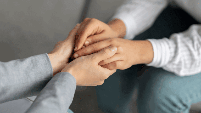 Manos entrelazadas como símbolo de apoyo emocional y acompañamiento terapéutico en Sabadell