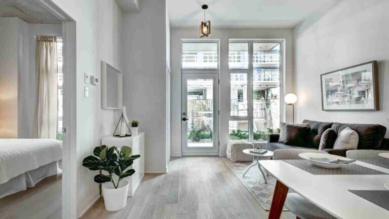 Reforma integral de vivienda moderna con espacios abiertos, diseño funcional y acabados de alta calidad