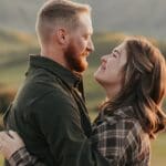 Pareja conectada emocionalmente disfrutando de un momento de tranquilidad y autoconocimiento en un entorno natural.