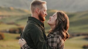 Pareja conectada emocionalmente disfrutando de un momento de tranquilidad y autoconocimiento en un entorno natural.