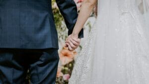 Pareja celebrando una ceremonia simbólica al aire libre en Ibiza o Formentera, guiada por una maestra de ceremonias, en un entorno natural y emocionalmente significativo.
