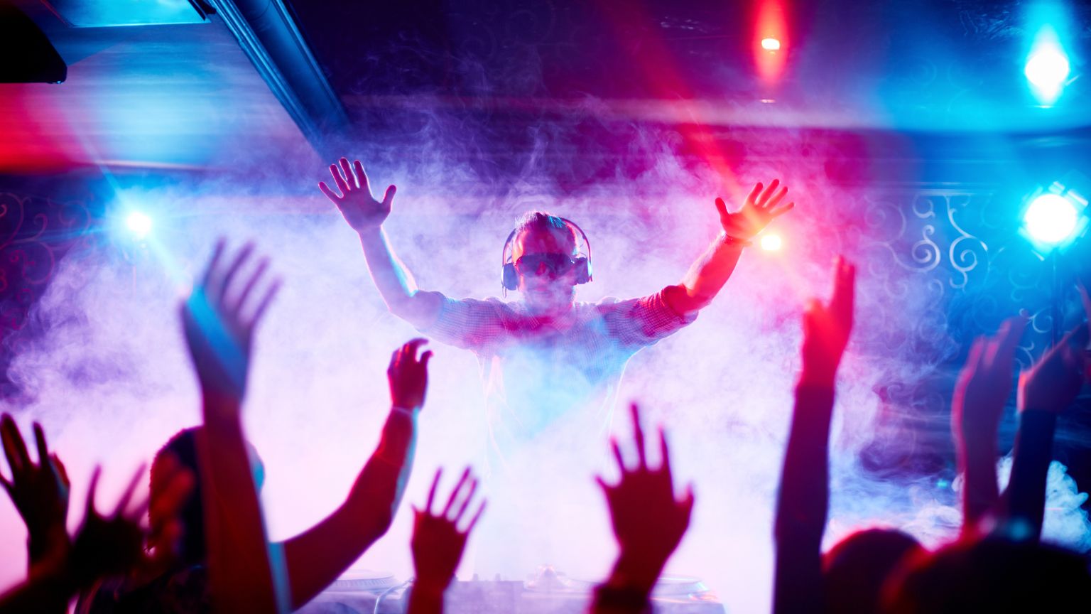 ¿Por qué contratar un DJ profesional transforma tu evento?