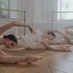 Clase de ballet en estudio con adultos y niños aprendiendo danza en Alicante
