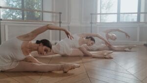 Clase de ballet en estudio con adultos y niños aprendiendo danza en Alicante
