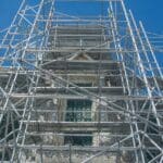 Beneficios de utilizar andamios multidireccionales en obras.