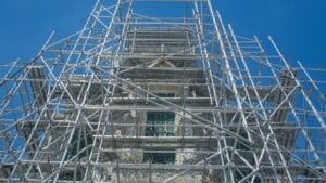 Beneficios de utilizar andamios multidireccionales en obras.