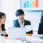 Equipo revisando documentación para una auditoría legal en oficina moderna