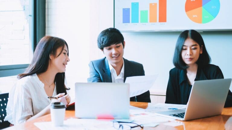 Equipo revisando documentación para una auditoría legal en oficina moderna