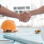 Persona tramitando una licencia de obra para una reforma de vivienda en España