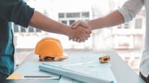 Persona tramitando una licencia de obra para una reforma de vivienda en España
