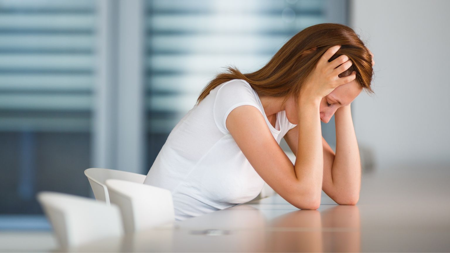 Ilustración de mujer joven con ansiedad por no tener su móvil, representando la nomofobia y la necesidad de terapia psicológica”