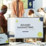 Personas planificando una estrategia de marketing digital con objetivos SMART, análisis de métricas y selección de canales online en 2025