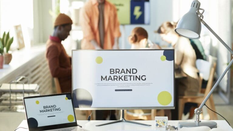 Personas planificando una estrategia de marketing digital con objetivos SMART, análisis de métricas y selección de canales online en 2025