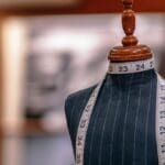 Diseñador de moda, especializado en la creación de prendas a medida para mujeres