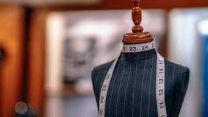 Diseñador de moda, especializado en la creación de prendas a medida para mujeres
