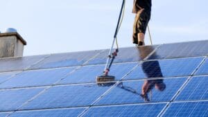 ¿Por qué la limpieza de placas solares mejora tu factura?