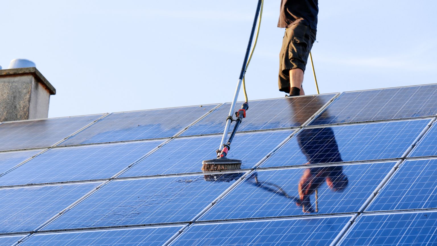 ¿Por qué la limpieza de placas solares mejora tu factura?