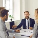 Autónomo revisando ayudas públicas y subvenciones disponibles en 2025 para pymes en España