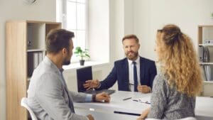 Autónomo revisando ayudas públicas y subvenciones disponibles en 2025 para pymes en España