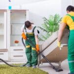 Equipo de limpieza profesional preparando una vivienda vacacional en Tenerife