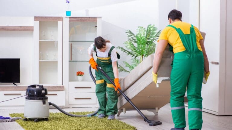 Equipo de limpieza profesional preparando una vivienda vacacional en Tenerife