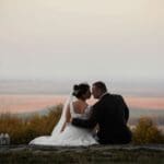 Pareja celebrando su ceremonia simbólica frente al mar tras su unión, en un destino único del mundo.