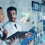 Profesional analizando datos médicos en una plataforma digital segura y en la nube para acelerar estudios clínicos y preclínicos